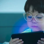 6298464e96337-ilustrasi-anak-bermain-game-di-smartphone-android_1265_711