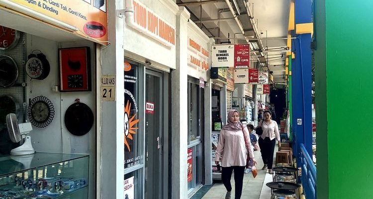 Cara Mudah ke Pasar Santa: Naik MRT, TransJakarta, dan KRL